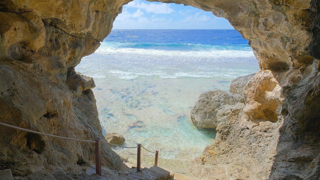 Sea track to the reef, Niue